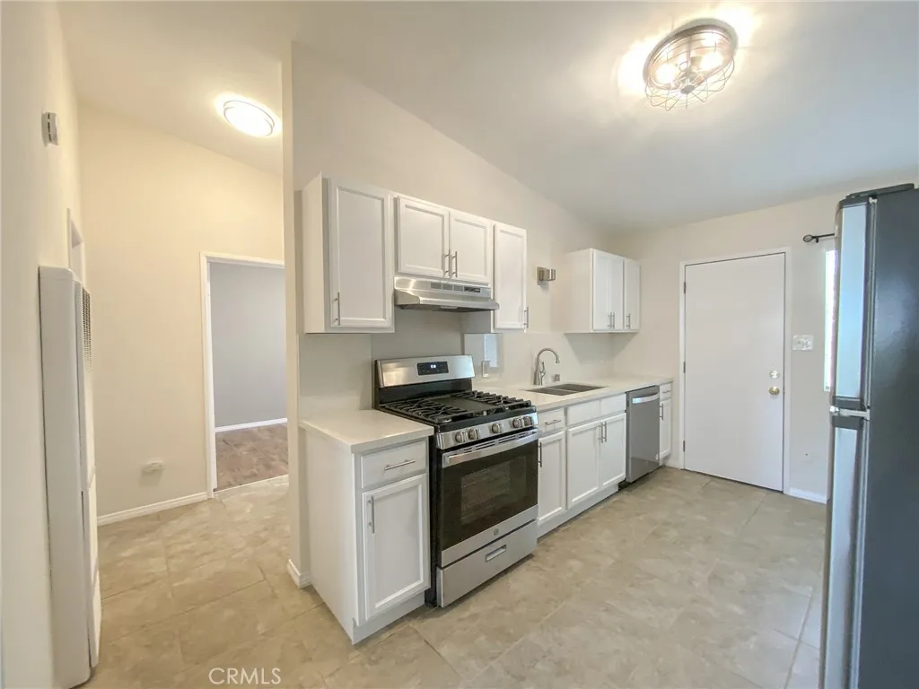 2204 Carnegie Lane, Redondo Beach, California 90278 home-pic-2